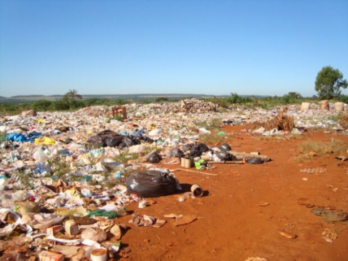 Prefeito de Goiás é condenado por danos ambientais causados por lixão.