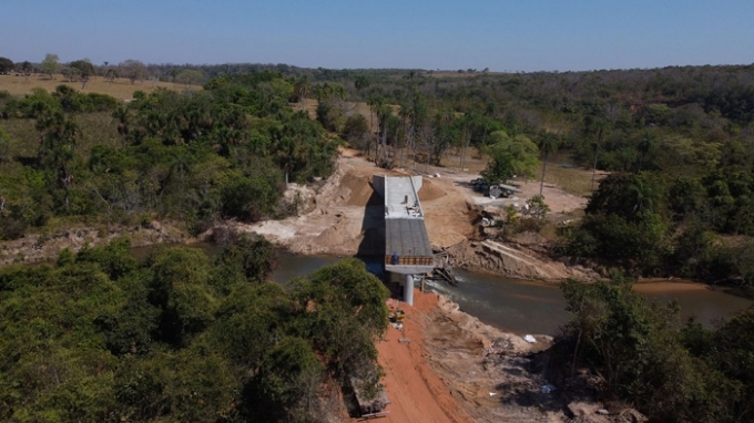 Construção da Ponte de Concreto do Rio Jauru está com 80% concluída.