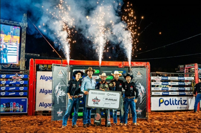 Bim é o campeão da etapa de Uberlândia no Rodeio PBR Camaru 60 Anos.