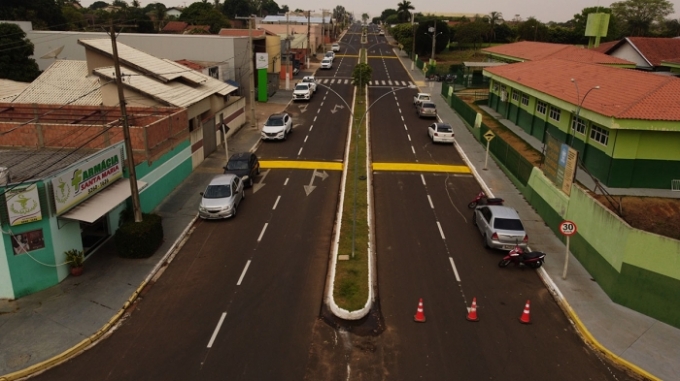 Avenida em Alcinópolis ganha novas sinalização de trânsito.