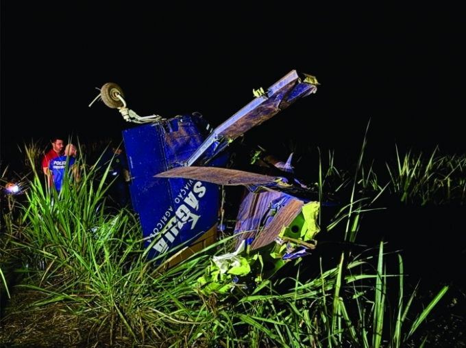 Piloto morre após avião agrícola colidir com torre e cair na zona rural de Serranópolis.