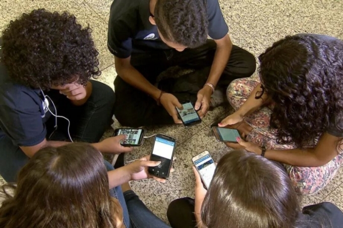 Proibição do uso de celular em escolas é aprovada por comissão