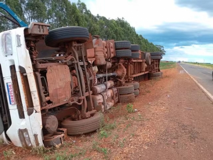 Carreta carregada com gado tomba na MS-134