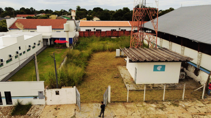 Após reportagem, empresa limpa parte de terreno em Alcinópolis