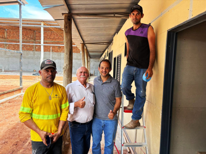 Prefeito e Vice visitam obras de construção de alojamento em Figueirão