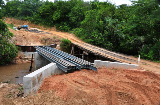 Prefeitura de Alcinópolis segue com obra em ponte de concreto na zona rural