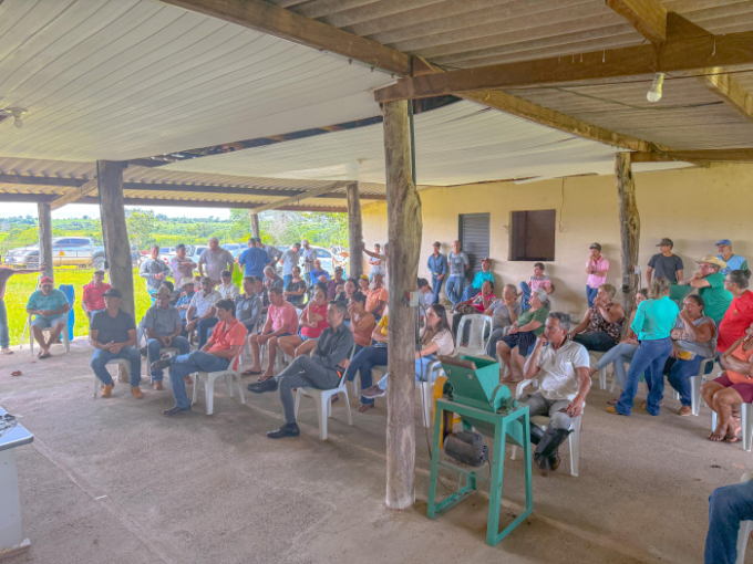 Prefeitura faz reunião com moradores de assentamentos, em Alcinópolis