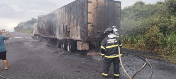 Carreta frigorífica pega fogo na BR-163 e mobiliza Bombeiros de São Gabriel