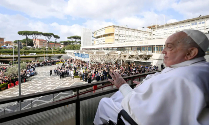 Papa Francisco deixa o hospital após quase 40 dias internado