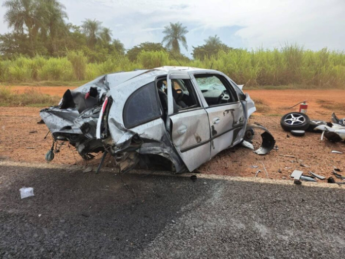 Motorista tenta ultrapassar, bate em carreta e morre na BR-163