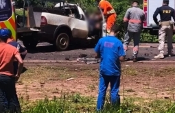 Motorista morre e passageiro fica gravemente ferido em colisão entre Strada e carreta na BR-163