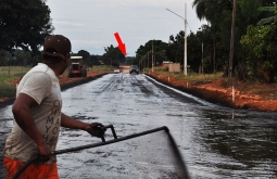 Alcinópolis: Condutor é flagrado desrespeitando os trabalhos de pavimenta