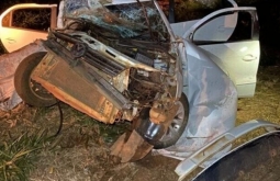 Passageira morre após táxi colidir na traseira de carreta canavieira sem 