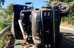 Motorista fica gravemente ferido após tombar caminhão na serra de Figueirão