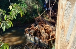 Carreta de Chapadão do Sul vai parar dentro rio em gravíssimo acidente na B