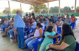 Prefeito Juvenal participa da reunião com os pais na Escola Municipal