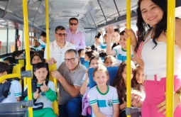 Secretaria de Educação recebe ônibus escolar rural com plataforma elevatóri