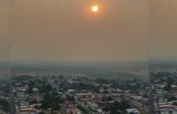 Alcinópolis entardece embaixo de fumaça.