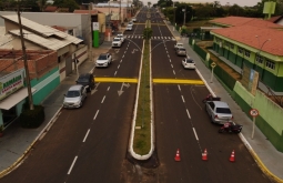 Avenida em Alcinópolis ganha novas sinalização de trânsito.