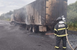 Carreta frigorífica pega fogo na BR-163 e mobiliza Bombeiros de São Gabriel