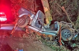 Pai e filho morrem e criança fica em estado grave em colisão com árvore na MS-276