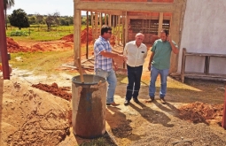 Prefeito e vice visitam obras de reestruturação do Clube do Laço de Figueirão