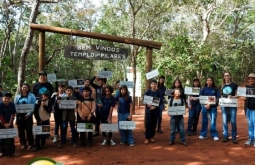 Alunos instalam placas informativas sobre fauna e flora no Monumento Natural Serra do Bom Jardim, em