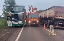 Peça se desprende de caminhão, atinge ônibus, mata duas pessoas e deixa três feridas em MS