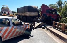 Motorista fica gravemente ferido em colisão entre carreta e máquina agrícola na BR-163 em Sonora