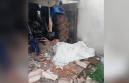 Trator desgovernado mata homem e destrói duas casas em Goiás