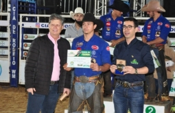 Paulista Roberto Carlos é campeão da montaria em touros da Exposul
