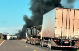 Carreta tomba na MS-040 e interdita rodovia em Campo Grande