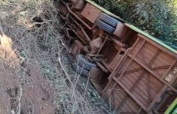 Motorista perde controle e ônibus com passageiros tomba em área rural