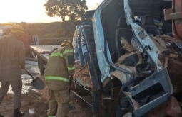 Motorista fica preso às ferragens em grave acidente entre caminhões na BR-060