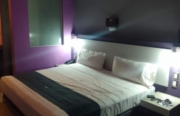 Homem passa a noite em motel e deixa acompanhante para trás com a conta