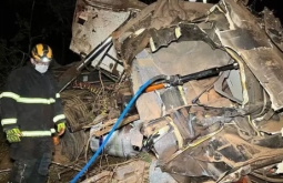 Caminhão fica totalmente destruído e motorista morre preso em ferragens