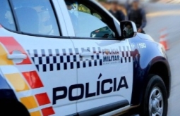 Homem é flagrado nu em cima de mulher ensanguentada em MT