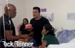 Fã realiza sonho ao receber visita surpresa de Rick e Renner em hospital de Alcinópolis