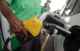 Petrobras reduz preço da gasolina na refinaria em 4,9%