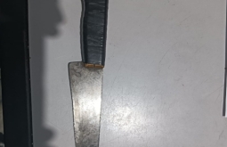 Homem esfaqueia mulher em conveniência e é preso pela Polícia Militar, em Figueirão