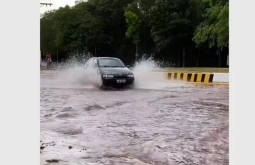 Chuva de 57 milímetros em uma hora causa ponto de alagamento em São Gabriel do Oeste