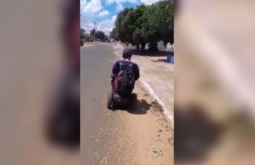 Sem transporte escolar há meses, estudante percorre 6 km em cadeira de rodas