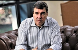 Pesquisa aponta vitória de Eduardo Riedel no primeiro turno em MS