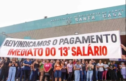 Sem 13º, funcionários da Santa Casa entram em greve e saem em protesto