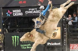 Americano supera melhor touro do mundo e vence etapa da PBR em Chicago