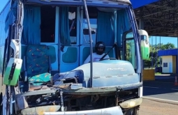 Motorista de capacete é detido ao viajar com ônibus batido e sem para-brisa