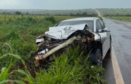 Criança fica em estado grave após acidente entre carro e carreta na MS-040