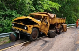 Caminhão com carga de diesel se envolve em acidente na Serra da Alegria e deixa duas vítimas