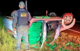 Carro capota durante fuga e polícia encontra uma tonelada de maconha