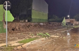 Forte chuva provoca estragos e derruba muro de escola no Centro de Coxim